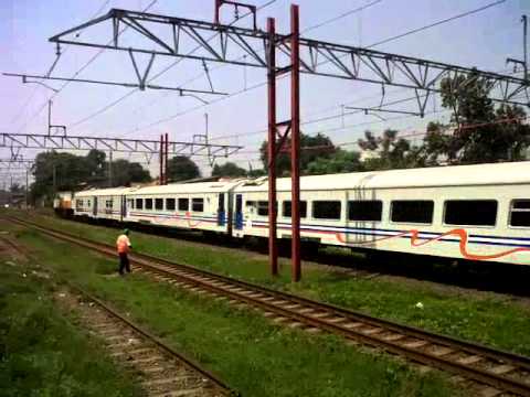 Kereta Api Argo Parahyangan melintasi Stasiun Tambun menuju ke Stasiun Bandung