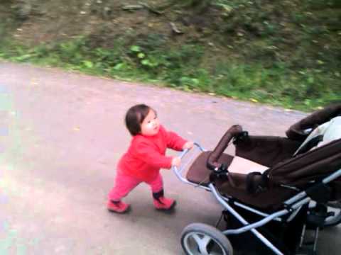 Ute och går med vagnen