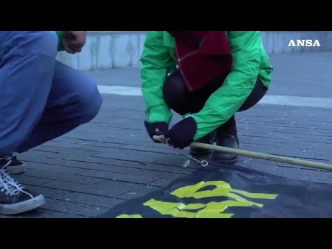 Greenpeace, installazione contro il gas e il nucleare "verdi"