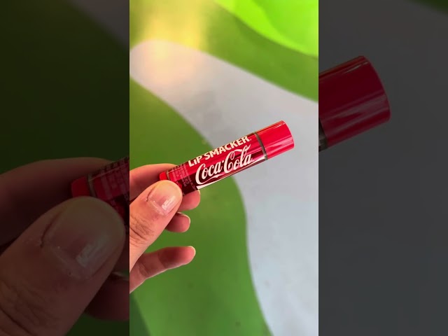 Vídeo relacionado con Lip Smacker Coca-Cola Bottle Collection, Brillo de labios con forma de botella de Coca Cola y Sabor Coca-Cola Clásica, Pieza única