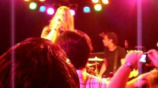 Red Jumpsuit Apparatus Sings "Pull Me Back" Live