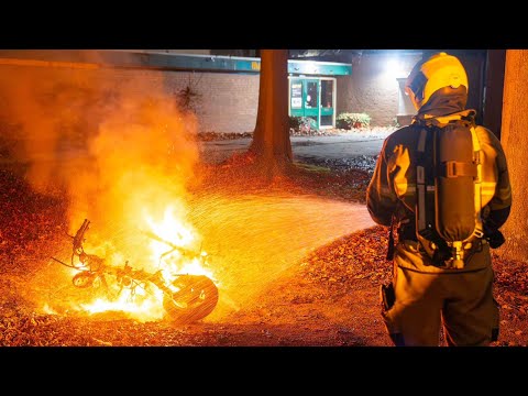 Osse Brandweer komt met spoed ter plaatse bij een scooterbrand aan de Coornhertstraat in Oss
