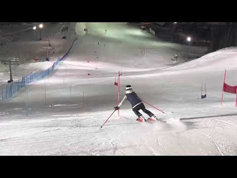 Clara Persson 14 år tränar slalomteknik i Sundsvalls Slalombacke med vänner 2021-01-25