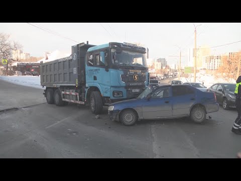 Самосвал выкатился на главную и собрал "Хюндай"