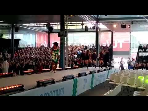 Mavis Acquah performing at TU/e MomenTUm with Footloose dancers