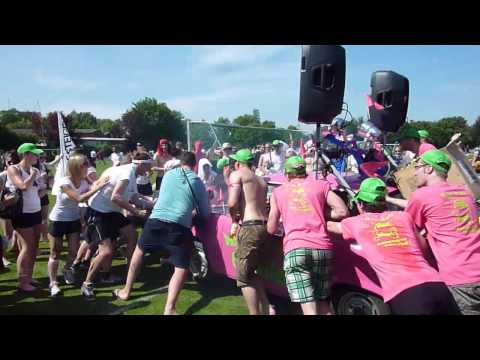 Magdeburger Trabbi durchbricht die Mauer