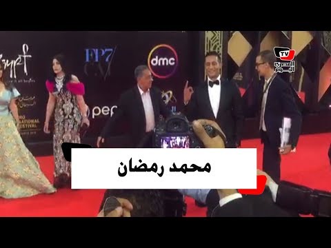 محمد رمضان يشير بـ«نمبر وان» ويهدي قبلة للحاضرين بمهرجان القاهرة السينمائي