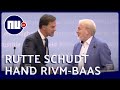 Rutte gaat zelf de fout in na oproep geen handen te schudden | NU.nl