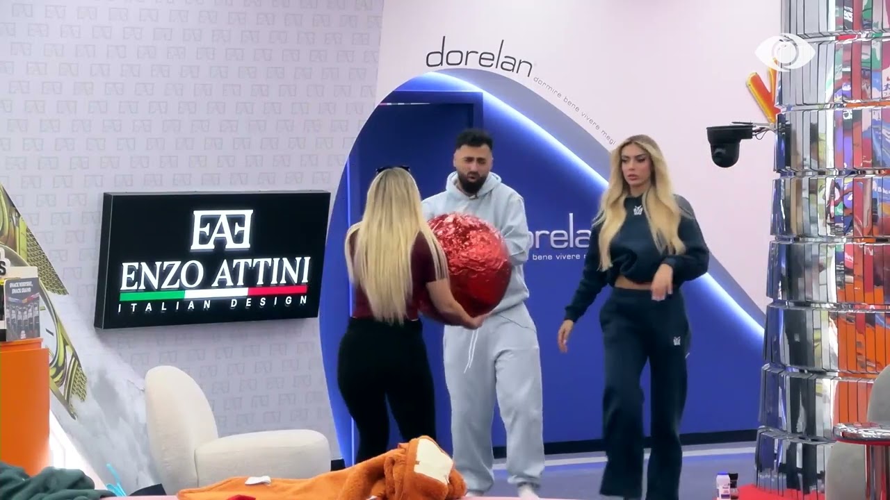 Lorna dhe Erik luajnë së bashku në living
