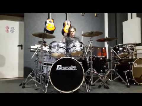 Banging around on a Dimavery DS-600