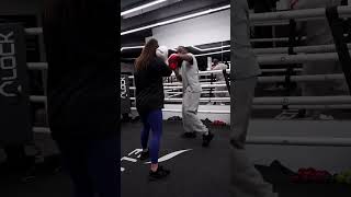 Jab - Cross - Check Hook + Angle Out — vidéo 1