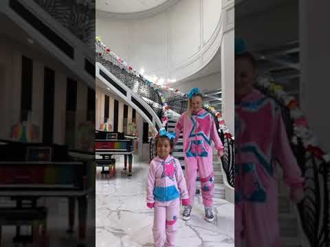 JoJo Siwa I had the best time babysitting @nickandsienna 💓🎀 Stay tuned for the video on my YouTub
