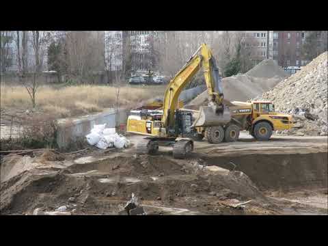Bagger CAT 352 F lädt Volvo Dumper