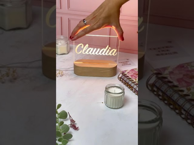 Vídeo relacionado con Transparent Gift Lámpara Personalizada con Nombres y Fecha Infinito Corazones. Lámparas Personalizadas con Luz LED. Regalos para Parejas. Regalos Personalizados para San Valentín. Regalos para Bodas