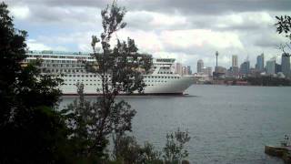 Fred Olsen ship (Balmoral) Arrives as the RMS Queen Elizabeth leaves Sydney Harbour : 23 Feb 2011