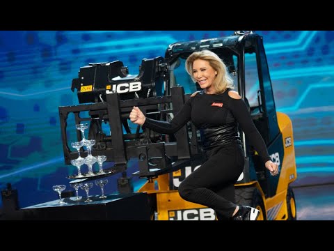 El glamouroso desafío de Norma Duval sobre el Toro hidráulico sirviendo champagne - El Desafío