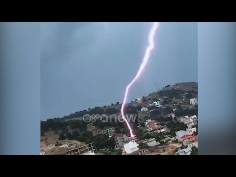 Momentet kur rrufeja godet pallatin në Sarandë