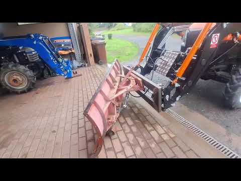 Hydraulicky naklápěcí radlice na sníh na čelním nakladači