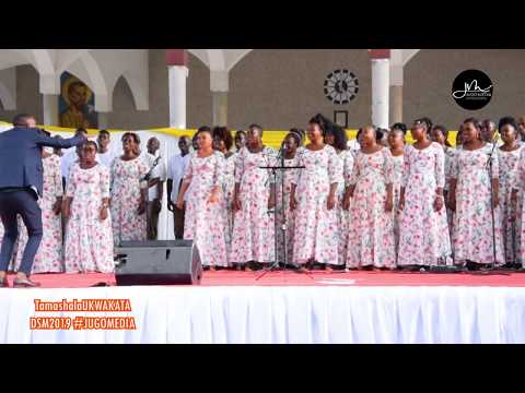 KWAYA YA MT KIZITO MAKUBURI WALIVYOINGIA JUKWAANI KWA NAMNA YA AJABU | TAMASHA LA UKWAKATA DSM 2019