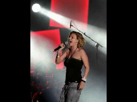 Bari -Emma Marrone  con il suo tour 'Ahi ce ste passu tour'.mpg
