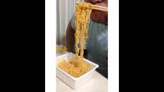 若かりし頃の思い出、罰ゲームでペヤングニンニクMAXにデスソースをかけて食べさせる動画。