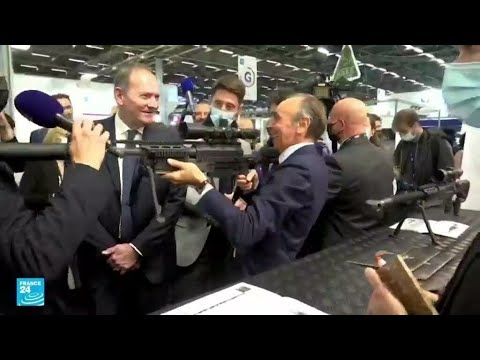 ...فرنسا إيريك زمور يوجه بندقية للصحفيين في معرض أسلحة