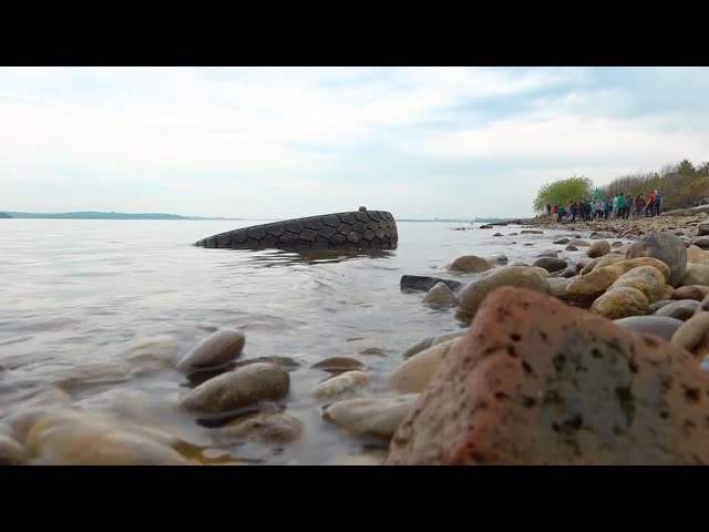 Берег Ангары очистили от гниющей резины