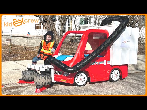 Collecting trash with street sweeper, using it as car wash. Educational how circuits work | Kid Crew