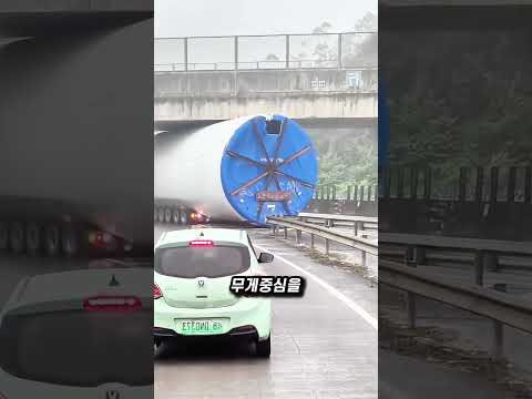 바닥을 쓸고 가는 트럭의 정체