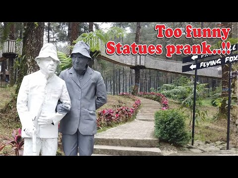 two-ignorant-statues-this-prank-is-too-funny