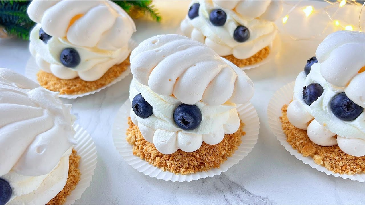 Christmas Pavlova Snow Shells by Yummy Life β recipe photo