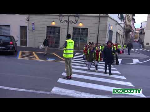 2017-11-23 PRATO - PROFUGHI-VIGILI URBANI DAVANTI ALLE SCUOLE