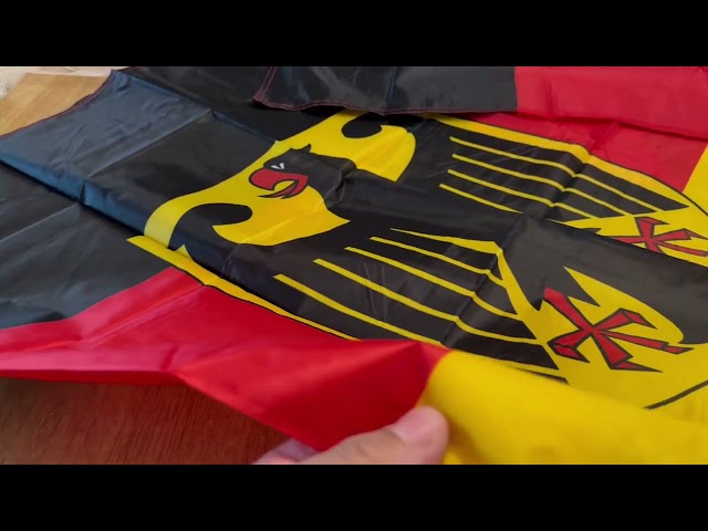 Vídeo relacionado con Bandera de Alemania con águila de 90x150 cm, de poliéster con 2 ojales metálicos, resistente a la intemperie y con doble costura, ideal para fiestas, eventos deportivos y balcones.