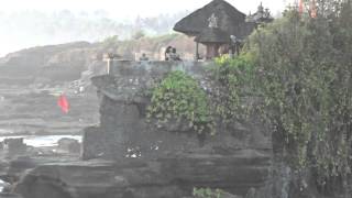 preview picture of video 'Batu Bolong Temple, Tanah Lot, Bali, Indonesia'