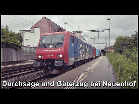 Zugansage und SBB Güterzugdurchfahrt bei der Haltestelle Neuenhof, Kanton Aargau, Schweiz 2021