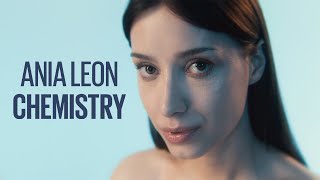 Kadr z teledysku Chemistry tekst piosenki Ania Leon