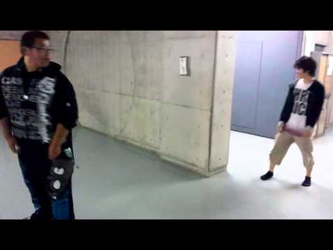 鈴木シリーズ2(壁にタックル)