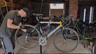 This old German road bike can make a 100.000 km. Fixing neglected parts.