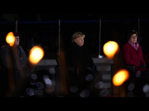 Angela Merkel fait ses adieux à l'armée sur un tube punk