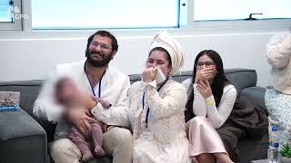 משפחתו של אלי-ה כהן צופה בהעברתו לידי הצלב האדום (עדכוני משרד ראש הממשלה) - התמונה מוצגת ישירות מתוך אתר האינטרנט יוטיוב. זכויות היוצרים בתמונה שייכות ליוצרה. קישור קרדיט למקור התוכן נמצא בתוך דף הסרטון