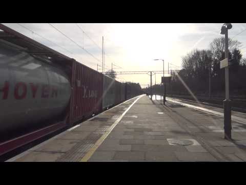 (HD) Freightliner 86501 Passes Bushey Working 4M81
