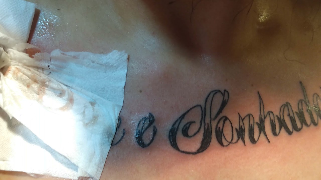 Tatuagem no peito frase feminina