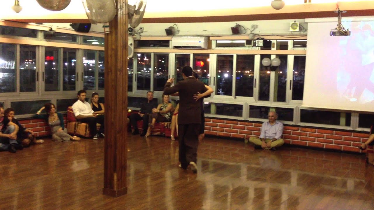BENJAMIN ROJAS e BARBARA ASTUDILLO Milonga del Angel Genova 07/10/2012 1.MOV