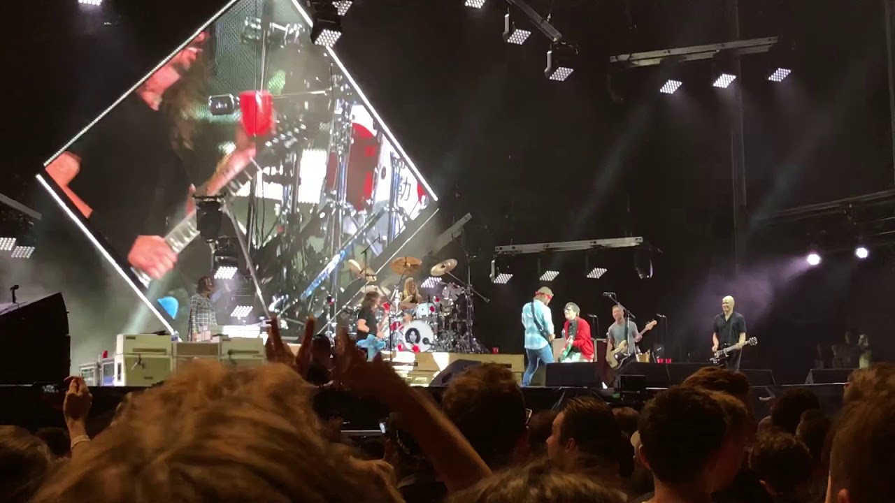 Foo Fighters & Rivers Cuomo (Weezer) - Detroit Rock City (Kiss Cover) [Live - Melbourne] - YouTube