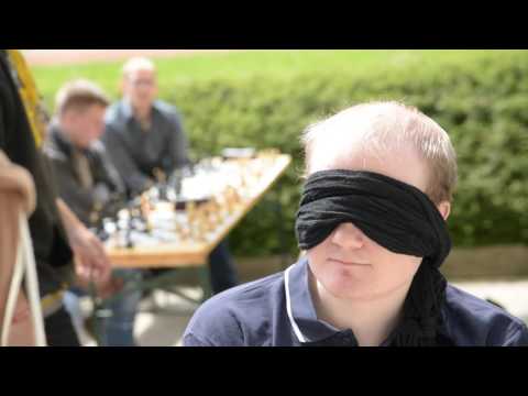 Milan Pacher naslepo porazil 7 šachistov - ukážka