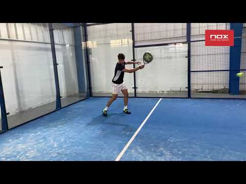 Aprende cómo hacen el golpe de drive en pádel Agustín Tapia, Miguel Lamperti y las Gemelas Atómikas