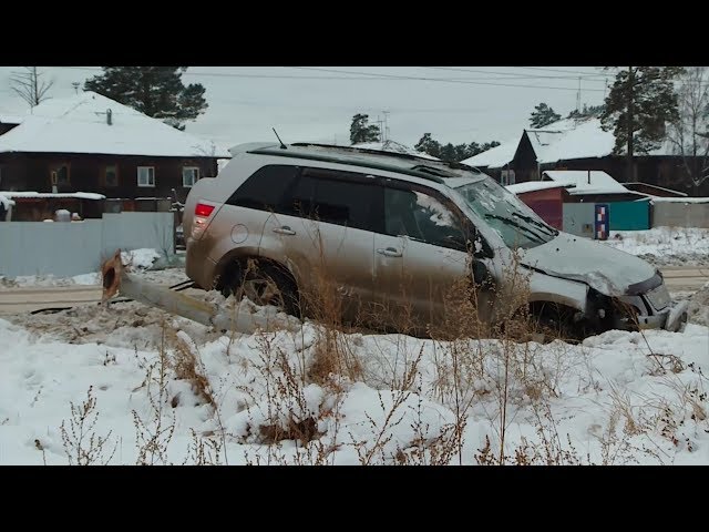 Мусоровоз перевернул иномарку