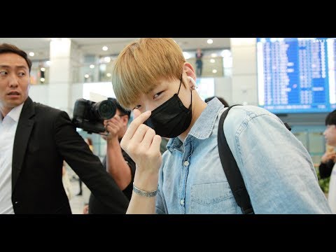 180917 워너원(Wanna One) 강다니엘, '귀염뽀짝 어피치가 주는 달콤한 하트!'(인천공항 입국)