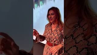 Come si scalda Gabriella Greison prima di un monologo? Con Calvino!