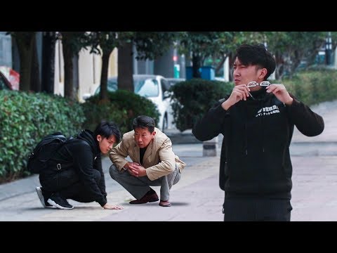 高度近視的小伙眼鏡被摔碎了